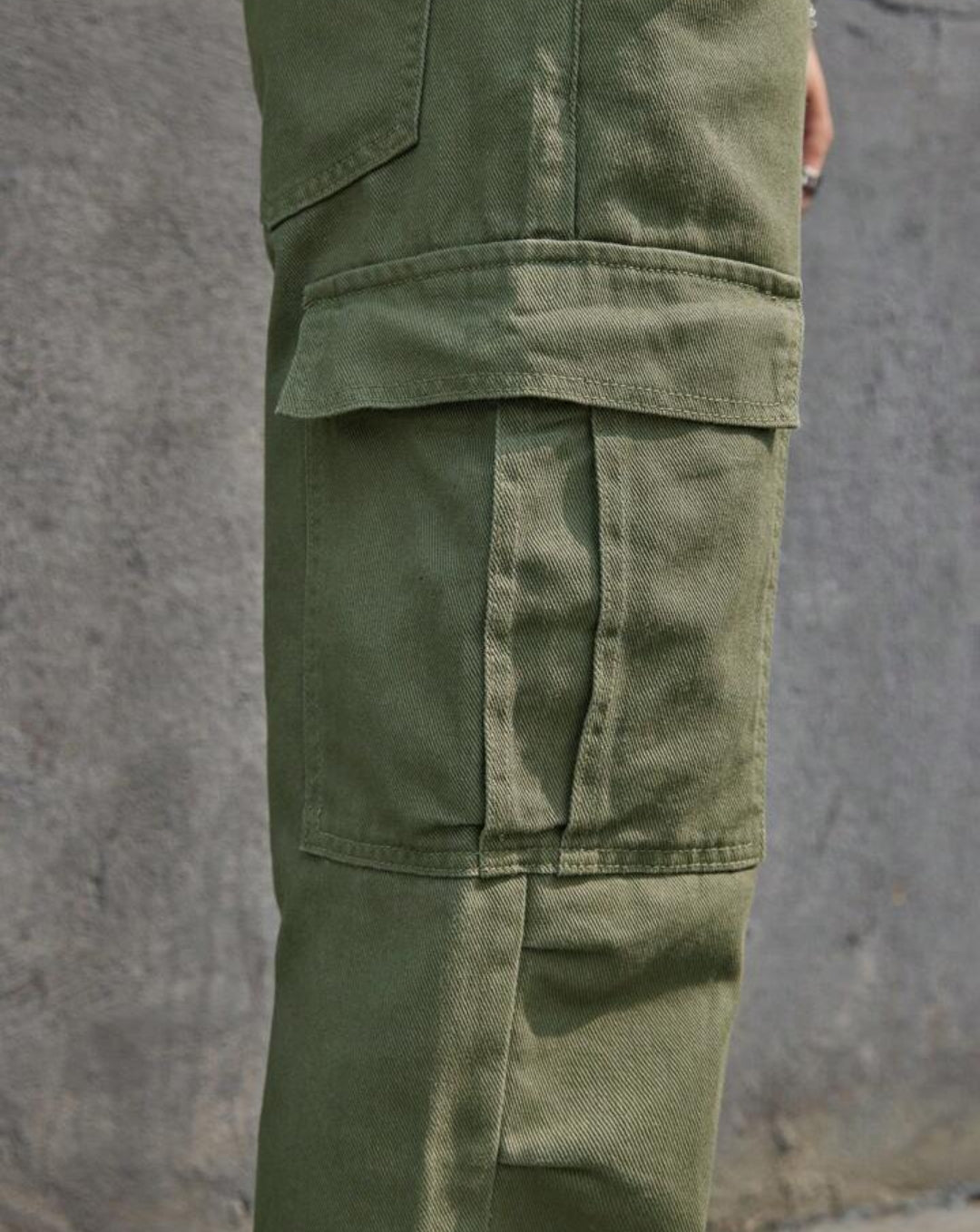 Cotton Cargo Jeans With Flap Pockets And Side Pockets